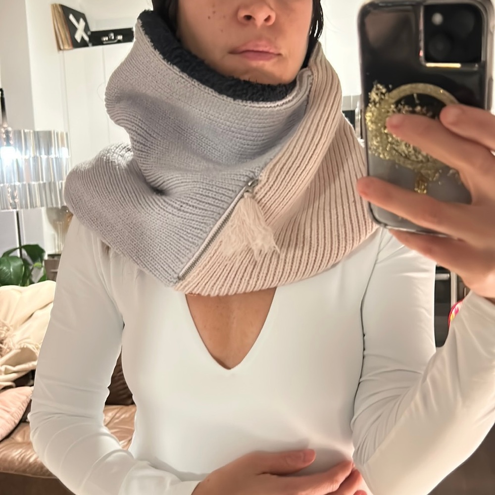 Lululemon pull over scarf